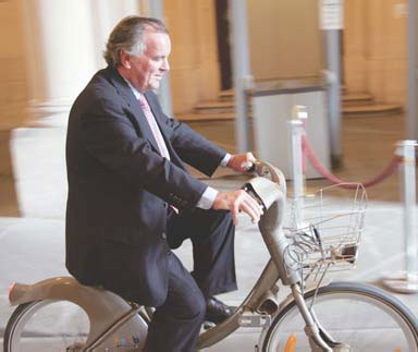 Richard M. Daley sur un Velib à Paris